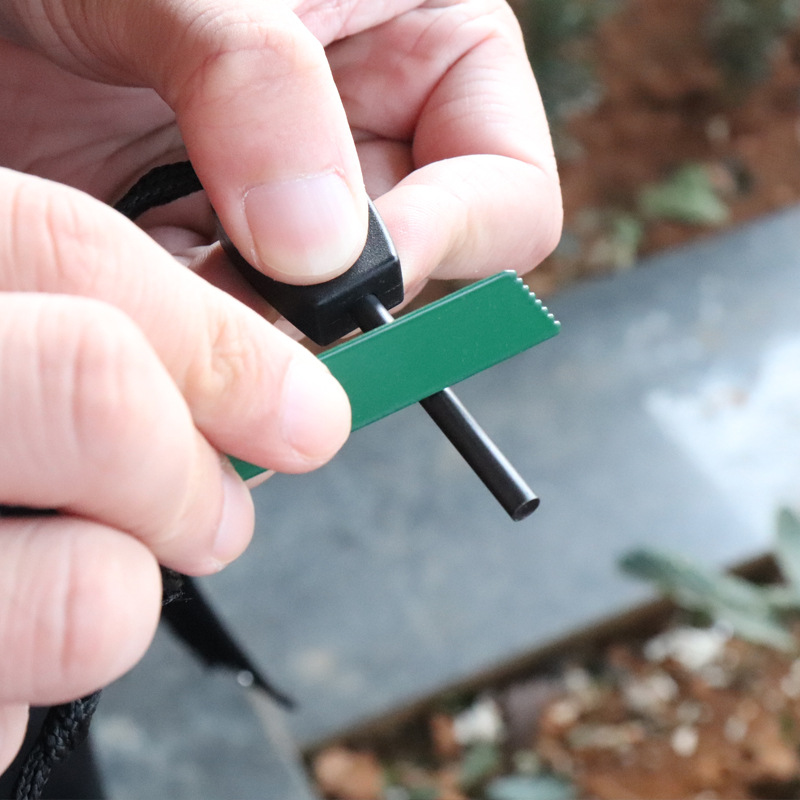 Mini Wilderness Survival Porta - Ferro Rod Striker 评论和价格